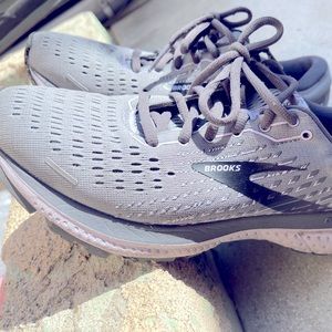 Brooks woman shoes